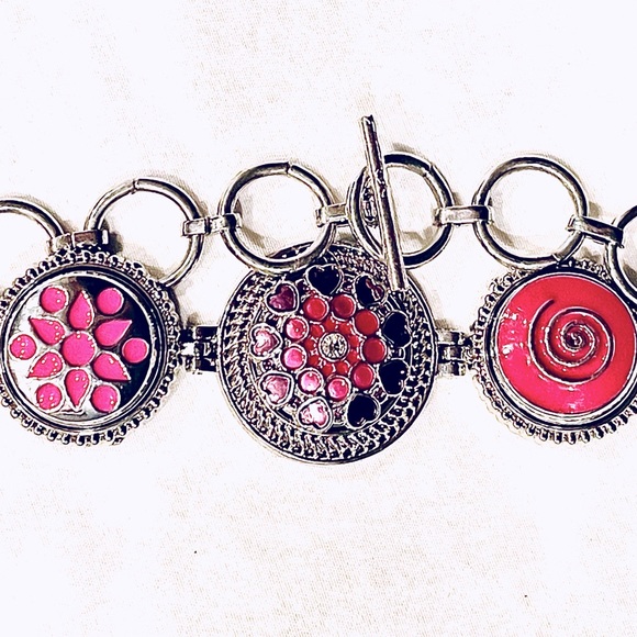 Non-Tarnish Adjustable Toggle Bracelet W/Silver and Bright Pink Snaps! Beautiful - Picture 2 of 4